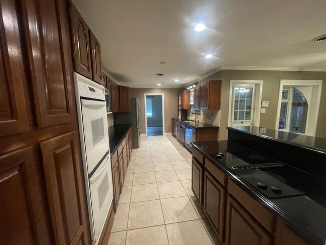 Building Photo - Lovely home in Broadmoor Terrace Subdivisi...