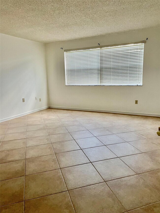 Building Photo - 16051 Blatt Blvd