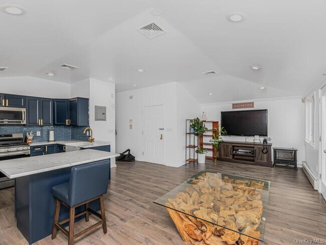 Building Photo - 240 Bowne St