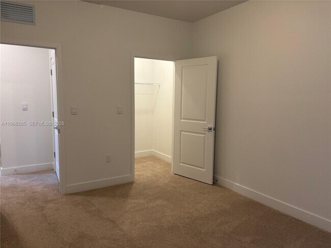 Building Photo - 146 SW 170th Ave