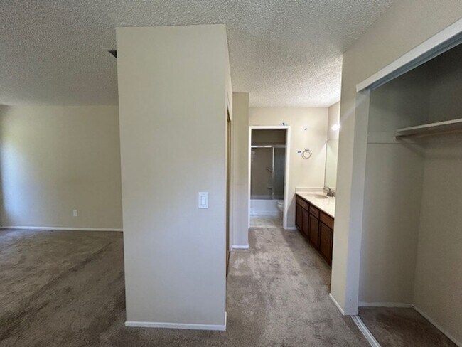 Building Photo - Charming 3 Bedroom, 2.5 Bathroom Condo in ...