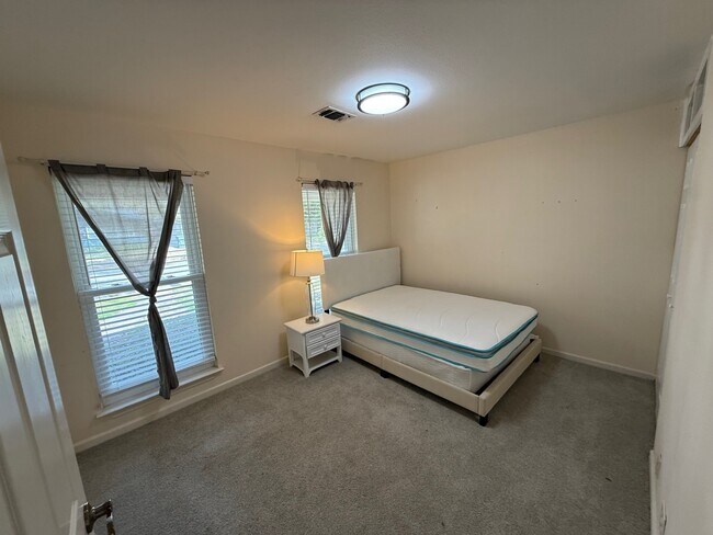 Building Photo - 7 Maple Ln