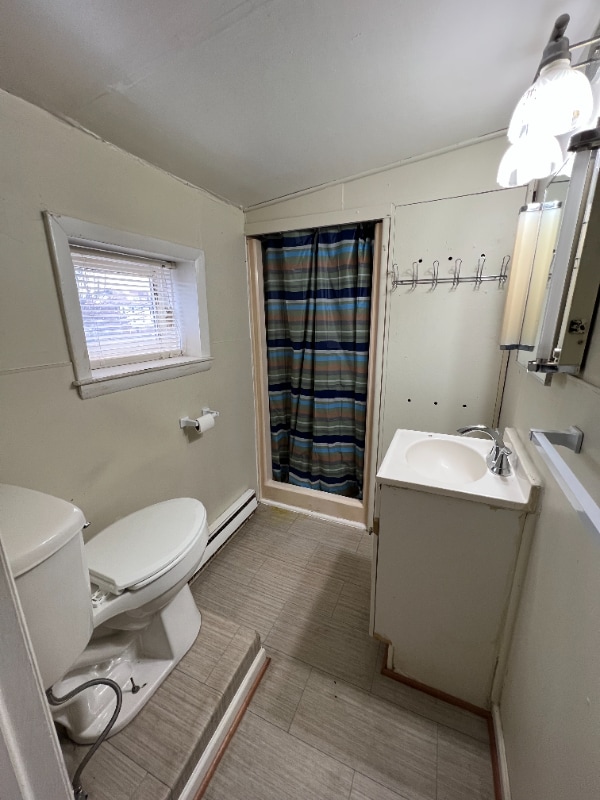 Building Photo - 206 1/2 E John St