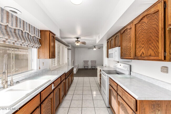 Building Photo - 3541 E Dahlia Dr