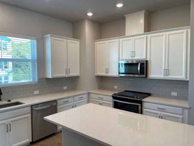 Building Photo - Annual Unfurnished 3 Bedroom, 3.5 Bathroom Townhome adjacent to Downtown Sarasota