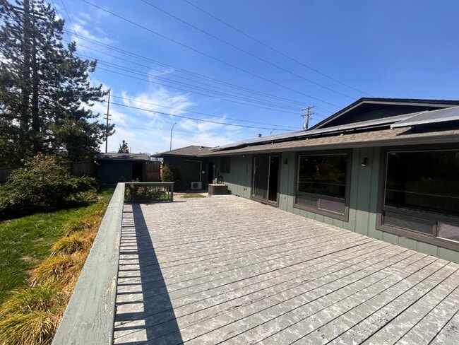 Building Photo - 2100 Hobert St