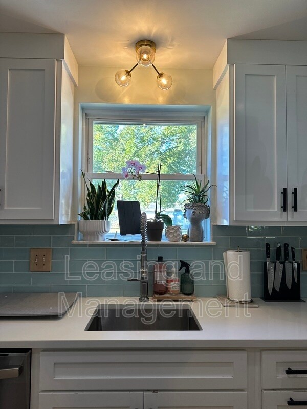 Building Photo - 823 Jordan St