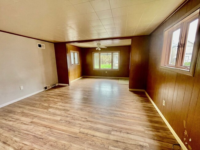 Building Photo - 2 Bed 2 Bath- Beaver Falls PA