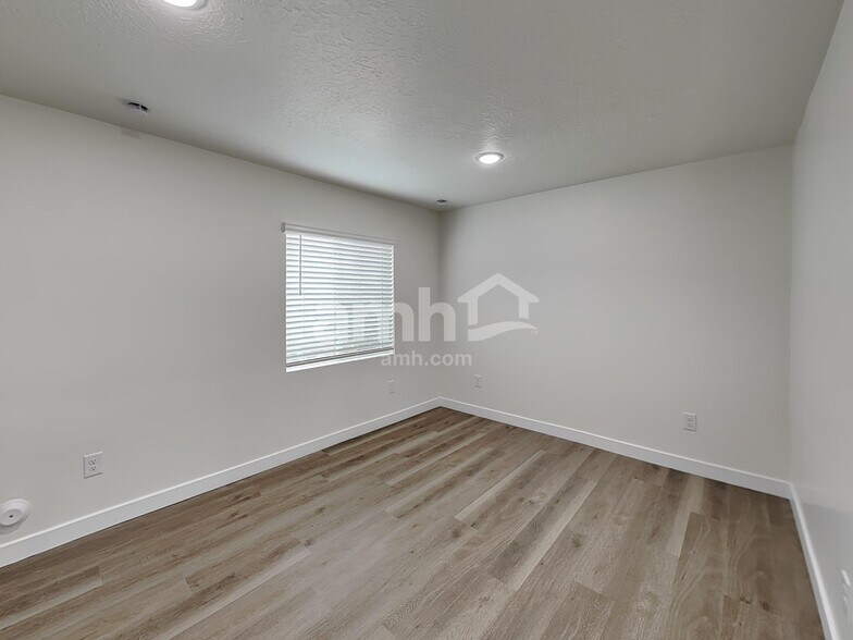 Building Photo - 1322 W Mahogany St