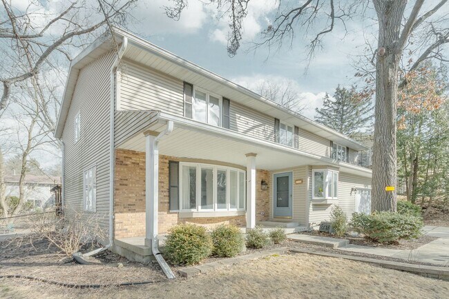 Building Photo - Fully Furnished 5 Bedroom 2.5 Bathroom in Madison, WI