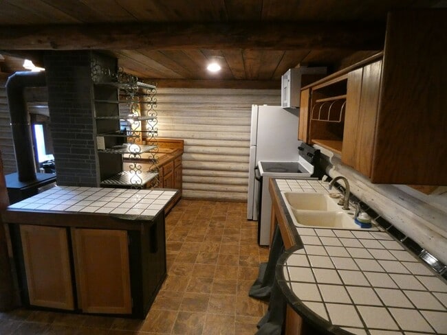 Building Photo - APPLICATION PENDING - **Charming Cabin**