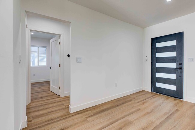 Building Photo - 1613 N Niagara St