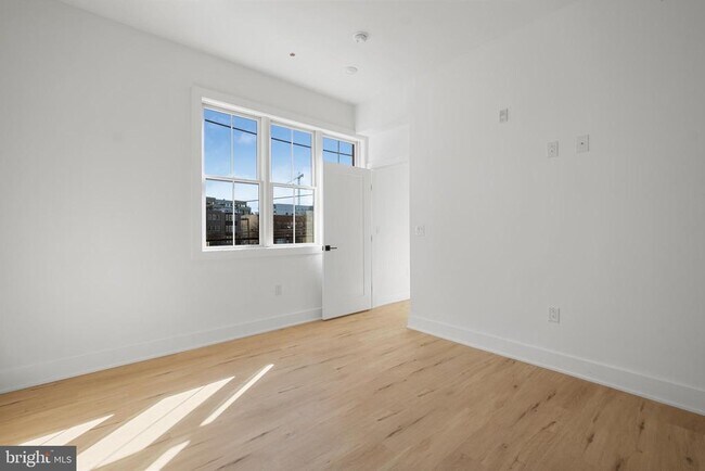 Building Photo - 1221 4 St