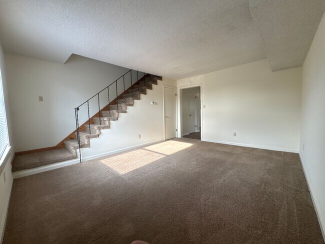 Building Photo - Spacious & Updated Duplex in a Convenient Lebanon Location!