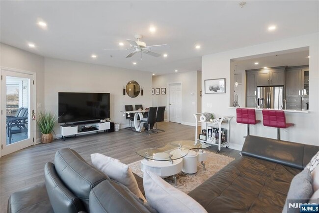 Building Photo - 302 The Promenade