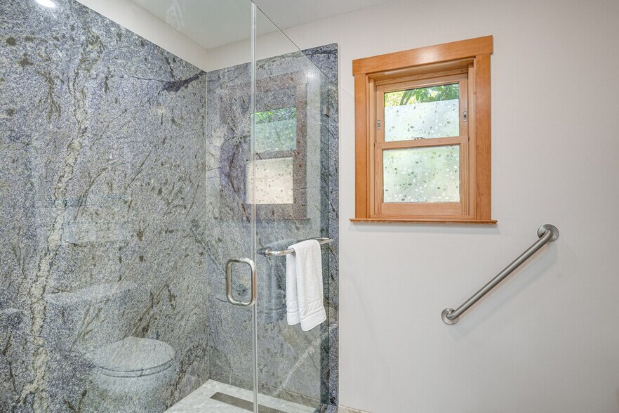 Building Photo - 2822 Van Buren St