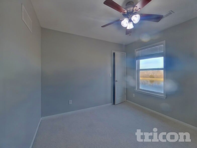 Building Photo - 10201 N Lewis Ave