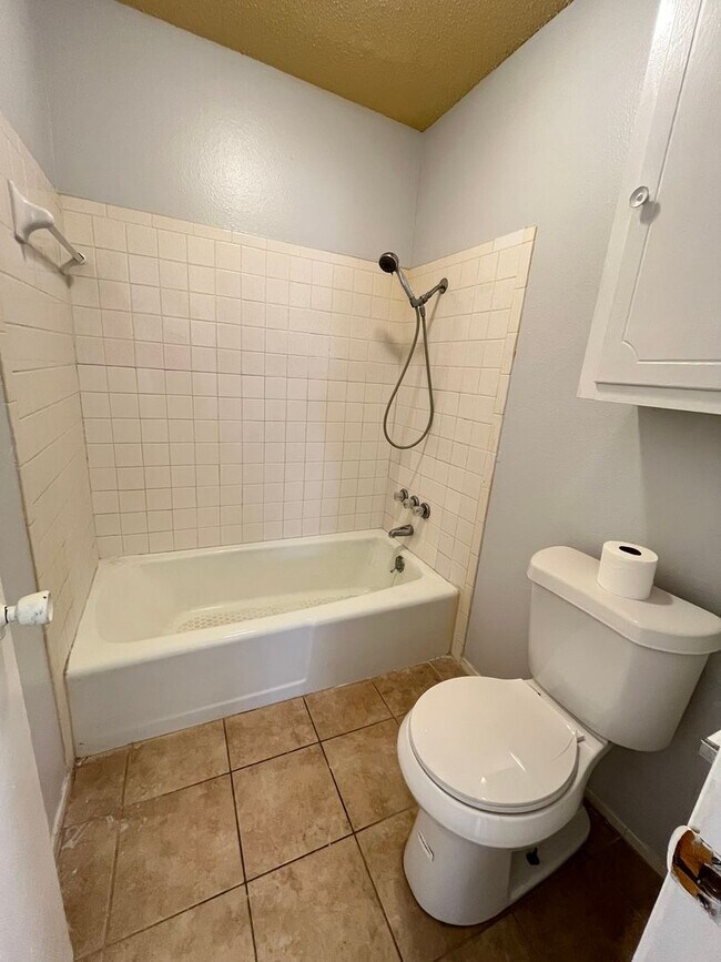 Building Photo - Spacious 1 bed 1 bath apartment