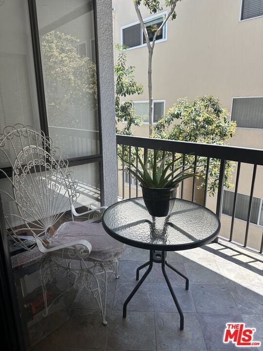 Building Photo - 324 N Palm Dr