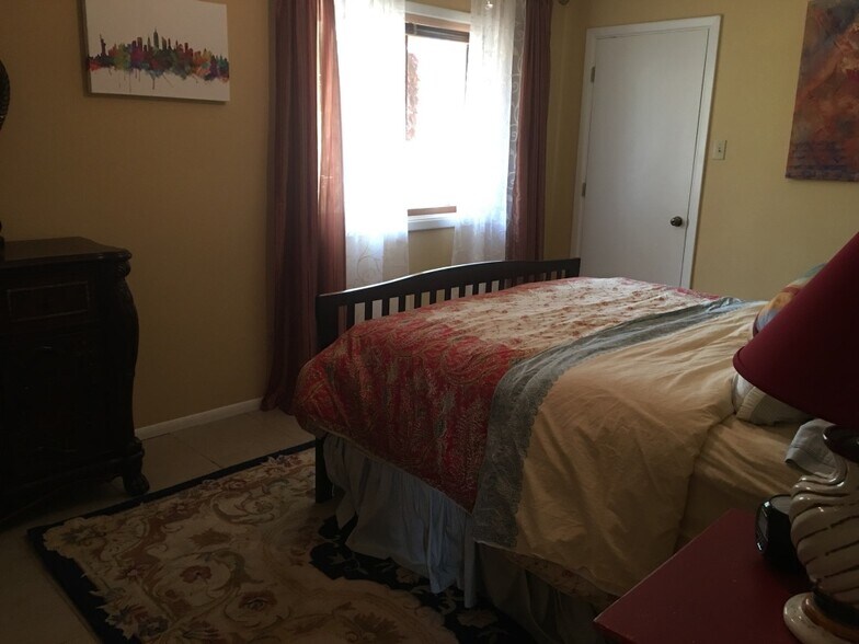 Bedroom Queen Window - 2308 Cedros Cir