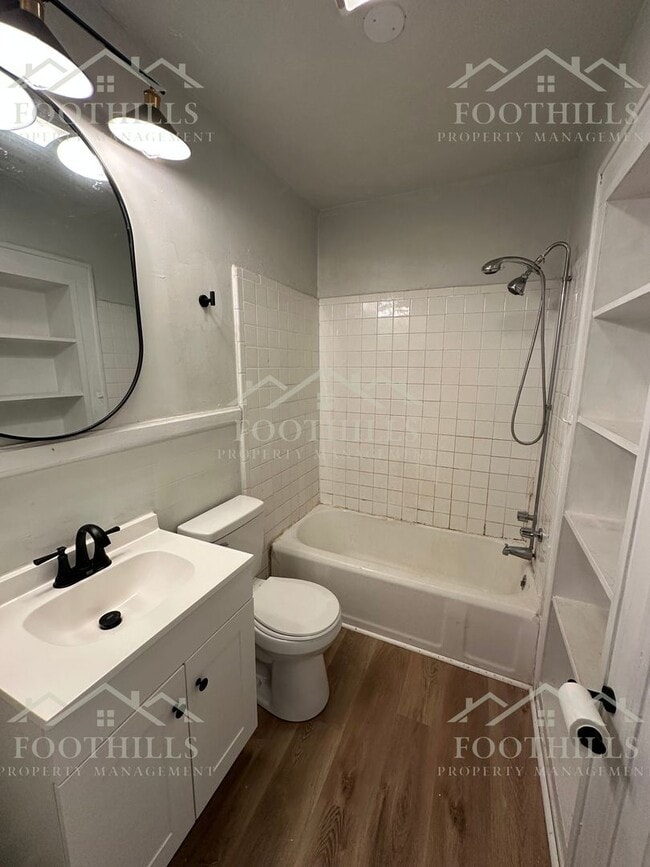 Building Photo - 1 Bedroom + Bonus Room Duplex with Storage...