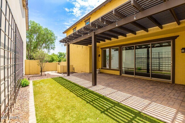 Building Photo - 21051 W Wycliff Dr