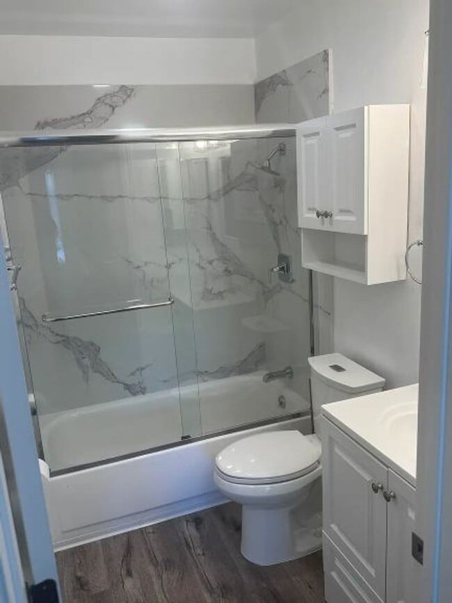 Building Photo - Lovely and Updated 2 Bedroom Beauty in Ple...