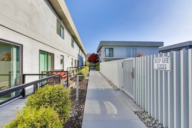 Building Photo - 1662 Hollenbeck Ave