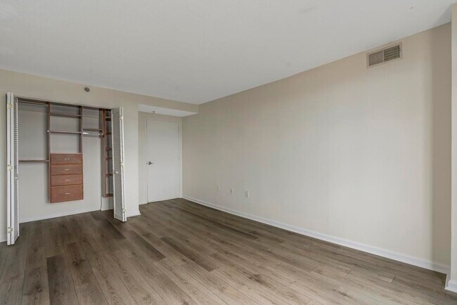 Building Photo - 700 1st St