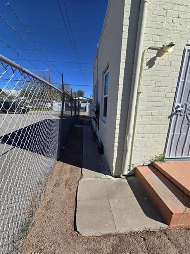 Building Photo - 818 S Arizona Ave