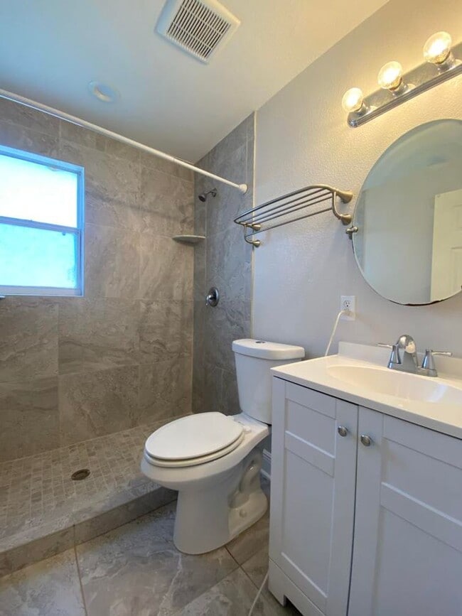 Building Photo - Two Bedroom Beachside Duplex with Garage!