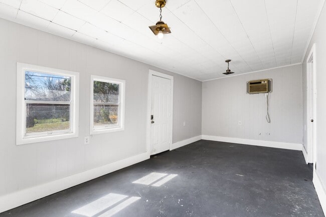 Building Photo - Charming Home Awaits: Spacious & Modern Living in a Prime Location