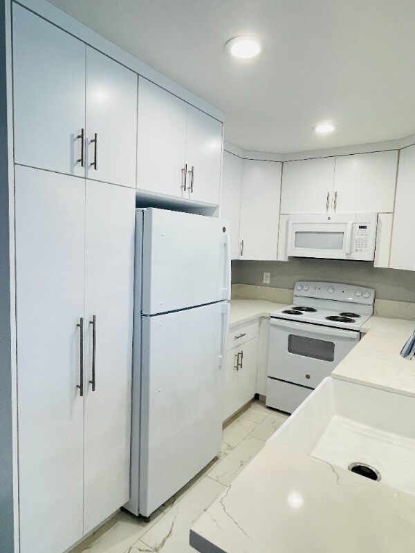 Building Photo - 2414 S Barrington Ave