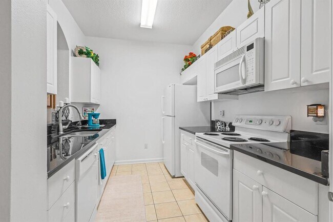 Building Photo - 2310 Silver Palm Dr