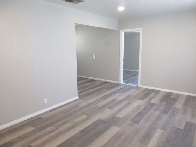 Building Photo - Newly Renovated 3bd 1 ba