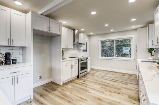 Building Photo - 1525 S Marine Dr