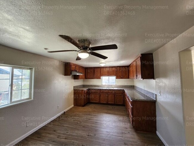 Building Photo - 3 bedroom/ 2 bathroom home