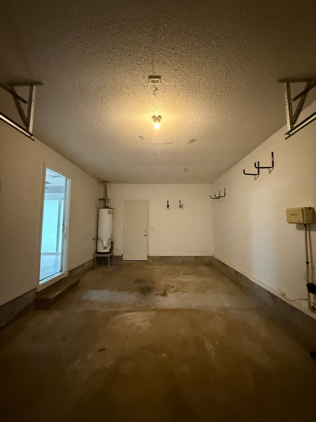 Building Photo - 3 bed, 2 bath home with back yard and one ...