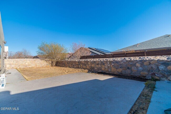 Building Photo - 871 Maple Park Ave