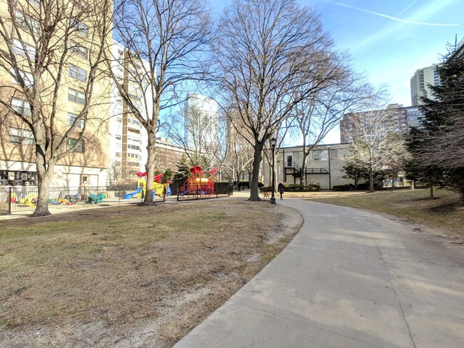 Building Photo - 175 Blossom St