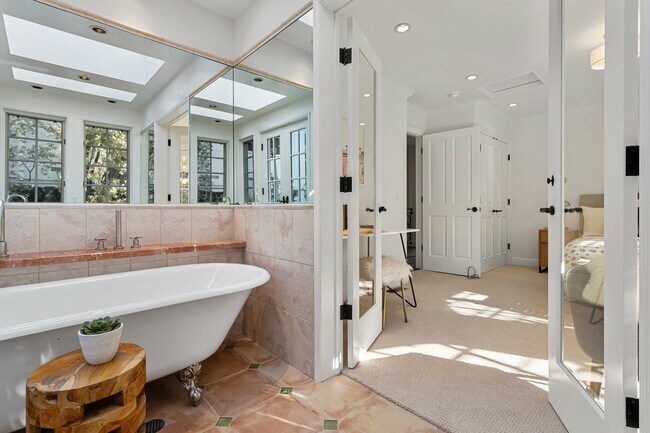 Building Photo - 344 Summit Ave