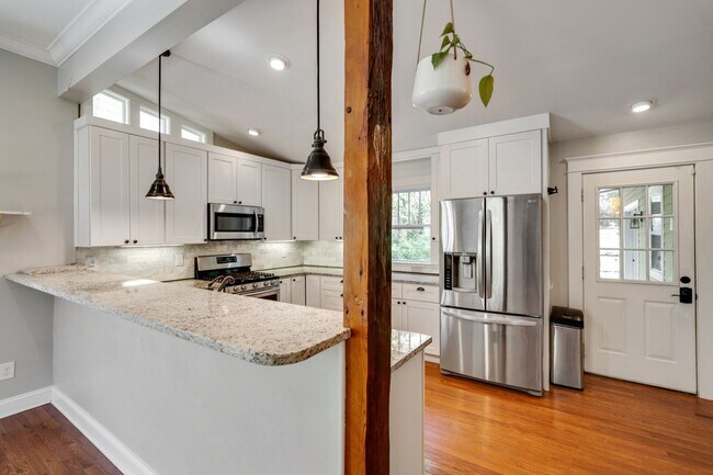 Building Photo - Beautiful 3Bed/2Bath home with Unique Features and Fenced Backyard!