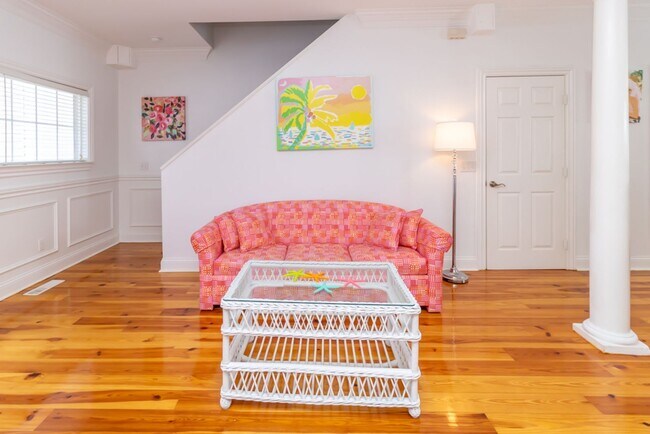 Building Photo - Lovely Townhome Available In Yacht Cove