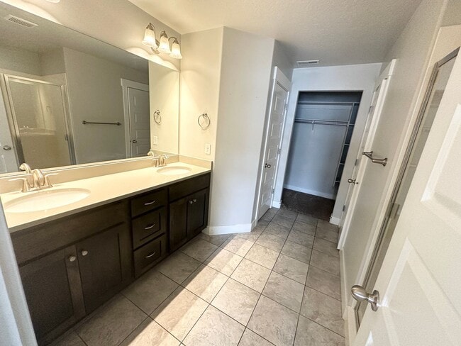 Building Photo - 4 Bedroom/3.5 Bathroom Lehi