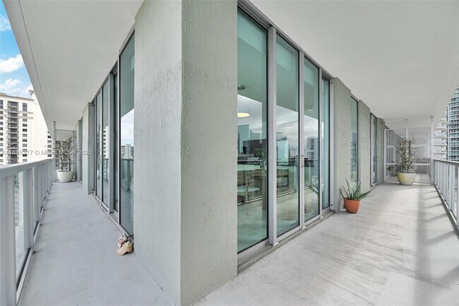 Building Photo - 1111 SW 1st Ave