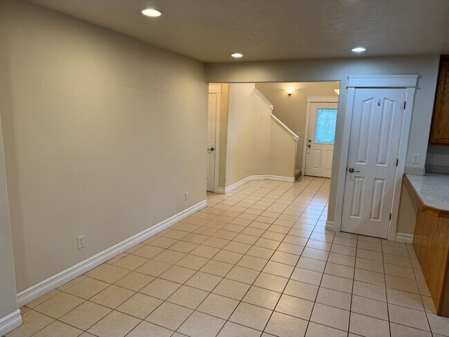 Building Photo - Beautiful large house in the South Hills!