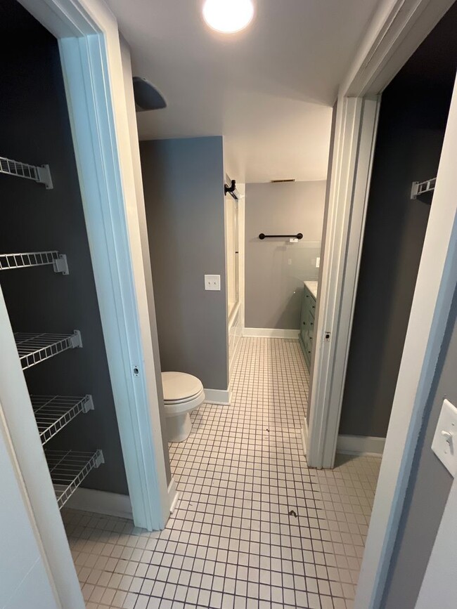 Building Photo - Stylish 2 bedroom 2 full bathroom near The...