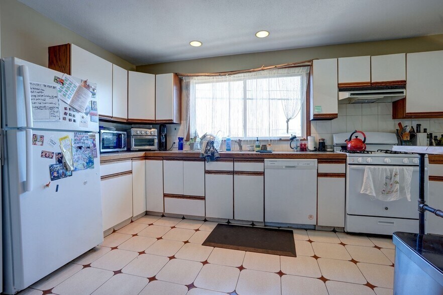 Building Photo - 77 2nd St