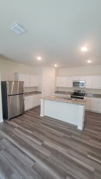 Building Photo - 16100 Larustinus St