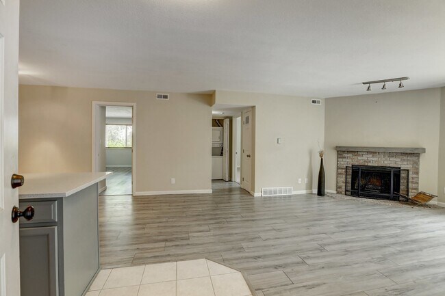 Building Photo - $1,750- 2 Bed 2 Bath Condo in Lakewood wit...